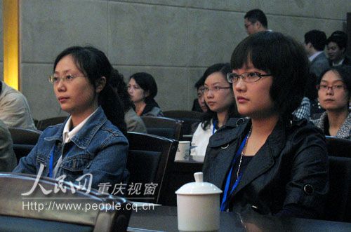 重庆公务员面试如开同台“辩论”大会 旁听者扎堆/图